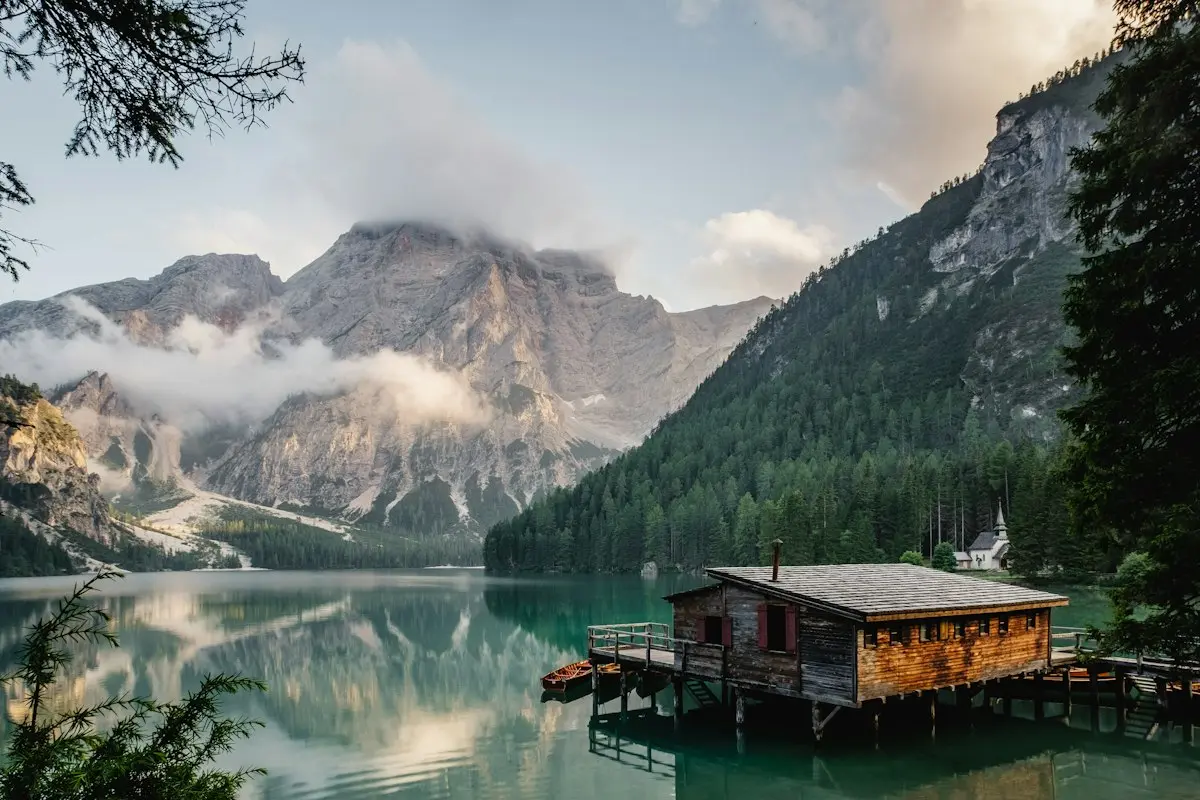 Dolomitlerde göl kıyısında ahşap köşk